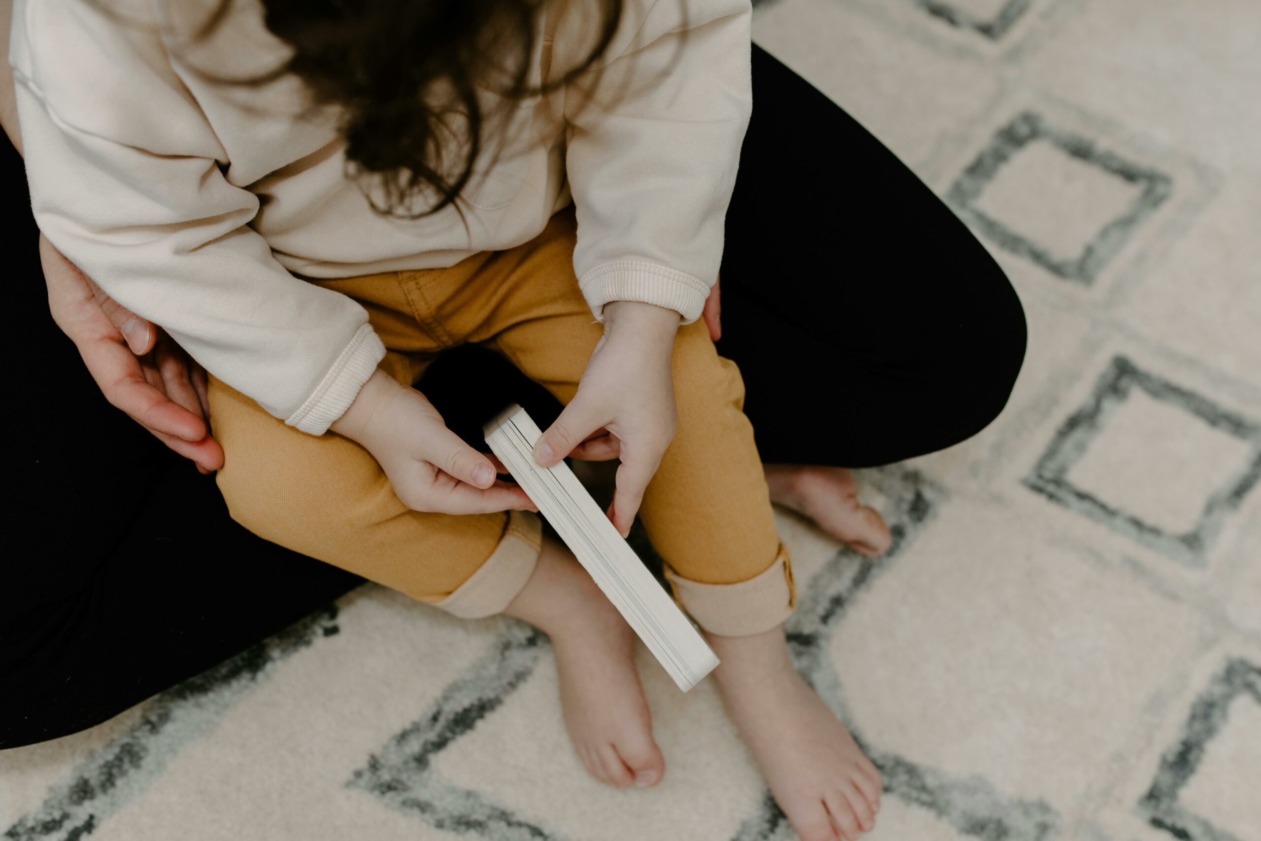 Enfant lisant un livre, une bonne activité pour gérer ses émotions